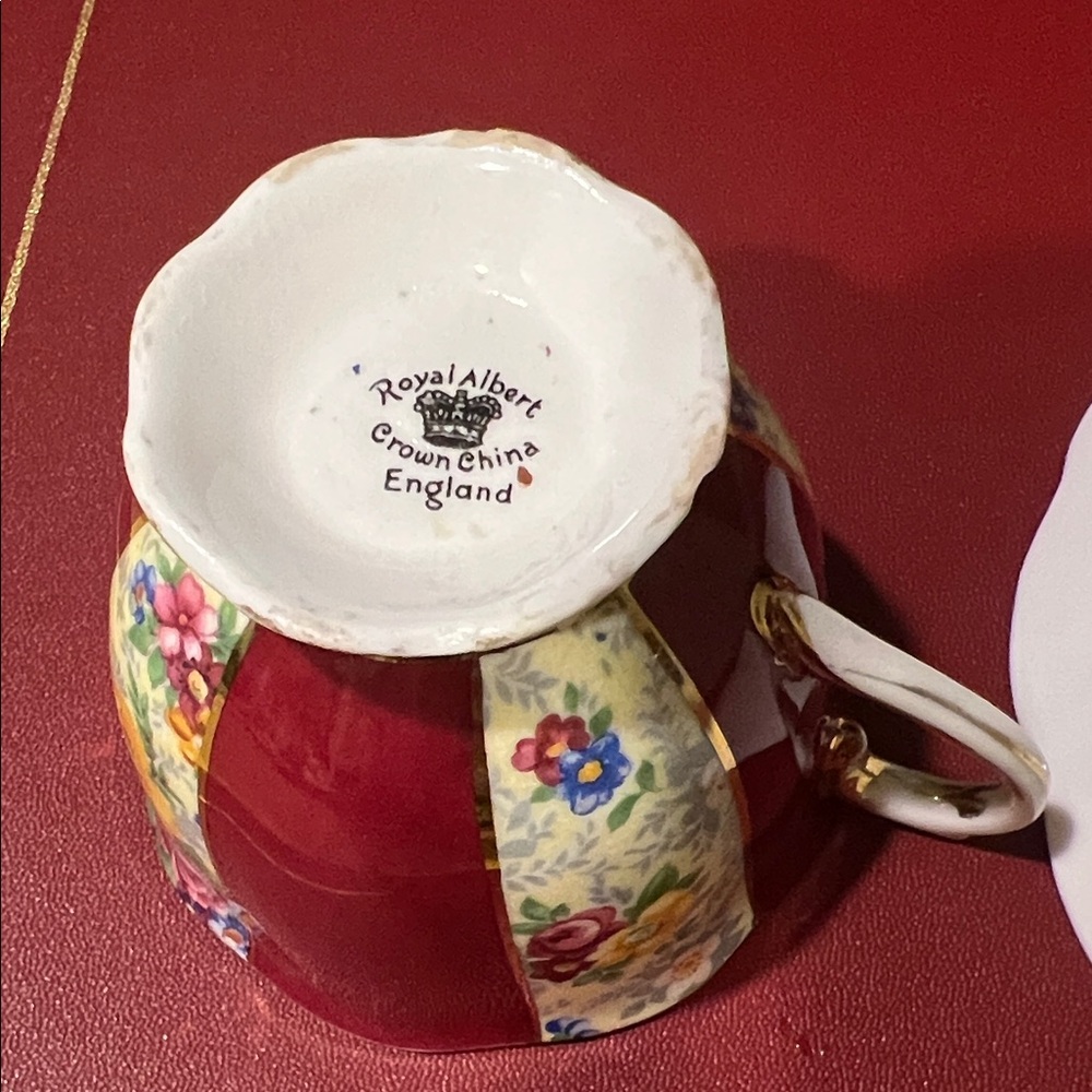 # 0580 + Royal Albert Crown Bone China Red and Gold Teacup and Saucer Set - Picture 3 of 12